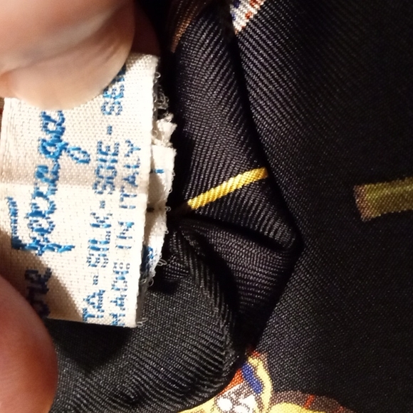 AUTHENTIC SALVATORE FERRAGAMO SCARF - Picture 12 of 12